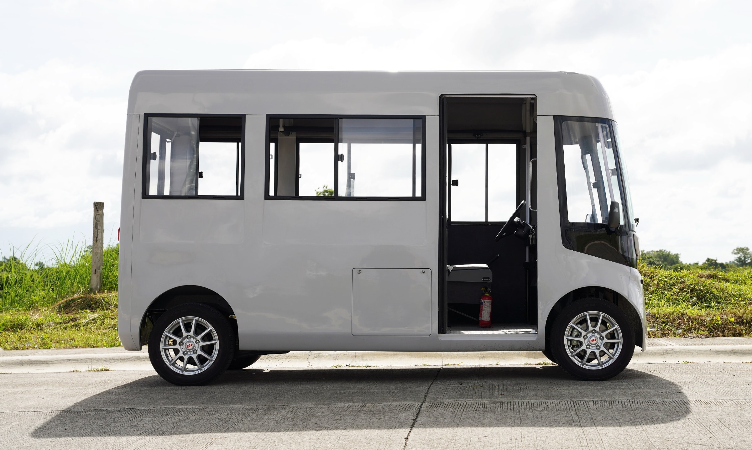 4輪電動ミニバス「SB(SmartBus)」